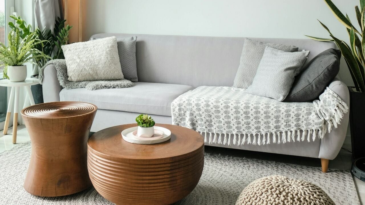 Stüdyo dairelerde, küçük evler için yaratıcı dekorasyon önerileri hayatınızı kolaylaştırabilir. Dar odalarınızı ferah ve işlevsel hale getirin. Berjer, kitaplık ve raf gibi detaylar ile yaşam alanınızı sıcak bir yuvaya dönüştürün.